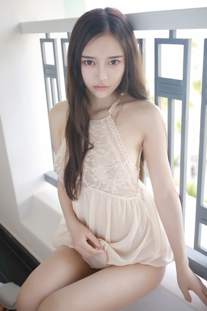 模范女神唐琪儿透视短裙美乳依稀可见(图20)