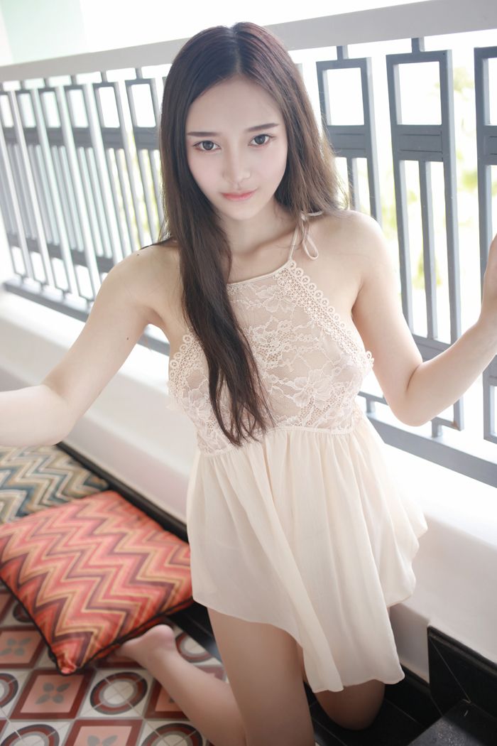 模范女神唐琪儿透视短裙美乳依稀可见(图32)