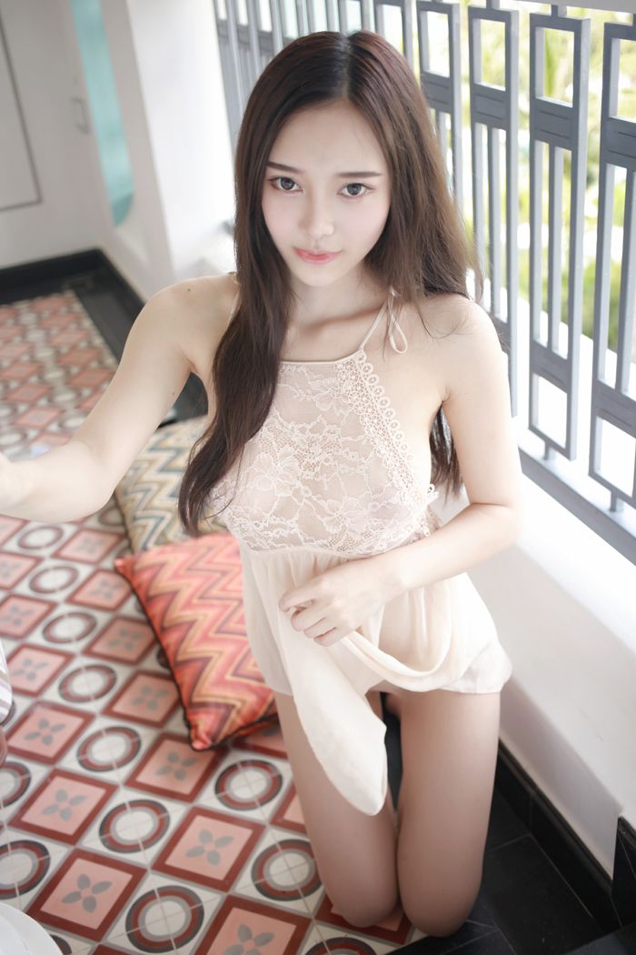 模范女神唐琪儿透视短裙美乳依稀可见(图33)