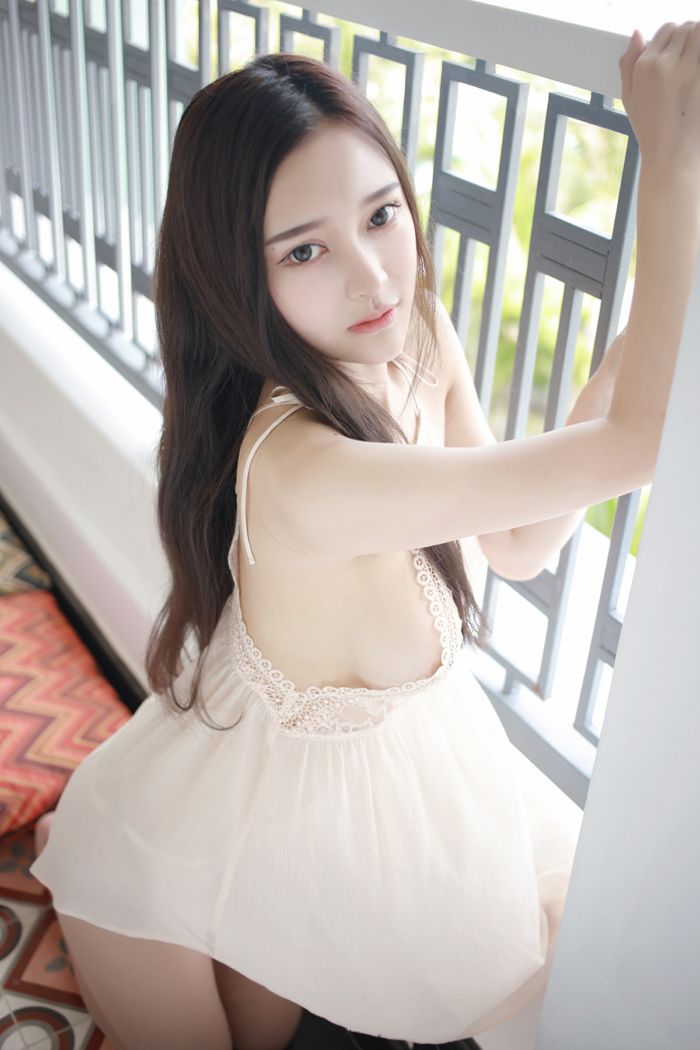 模范女神唐琪儿透视短裙美乳依稀可见(图35)