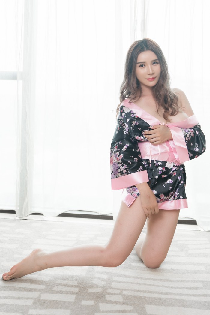 御姐陈秋雨居家私房巨乳呼之欲出(图5)