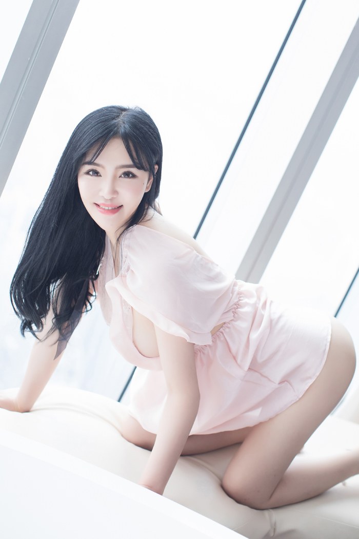 气质女神刘钰儿居家睡裙真空秀豪乳(图10)