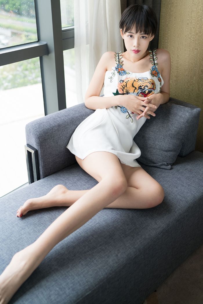 巨乳嫩模周周火辣身材叫人欲罢不能(图15)