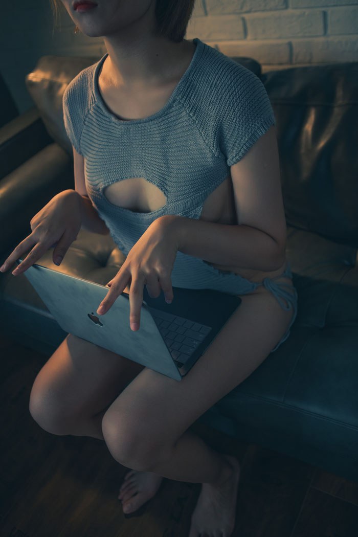 性感萌妹黑黑真空上阵内衣遮两点(图11)