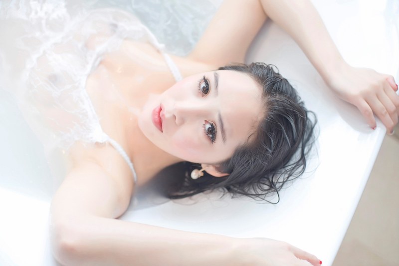 大胸妹艾弥丰乳肥臀让人欲罢不能(图23)