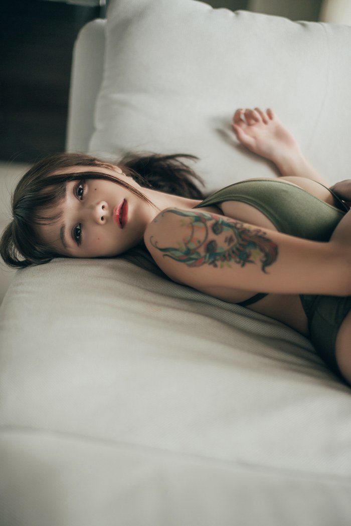 菠萝萌妹夏美酱撩衣露乳火辣养眼(图9)