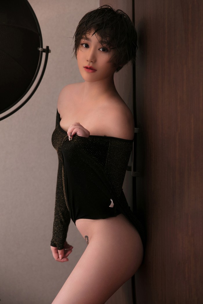 嫩模瑶瑶吊带秀美胸下体全裸超诱人(图19)