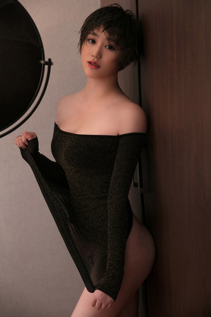 嫩模瑶瑶吊带秀美胸下体全裸超诱人(图20)