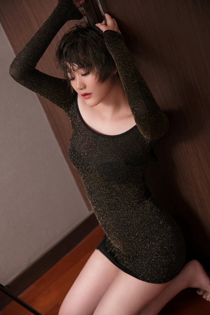 嫩模瑶瑶吊带秀美胸下体全裸超诱人(图28)