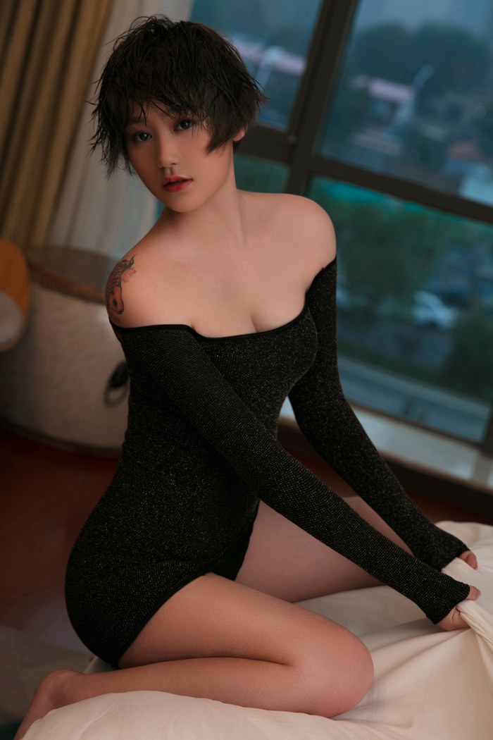 嫩模瑶瑶吊带秀美胸下体全裸超诱人(图30)