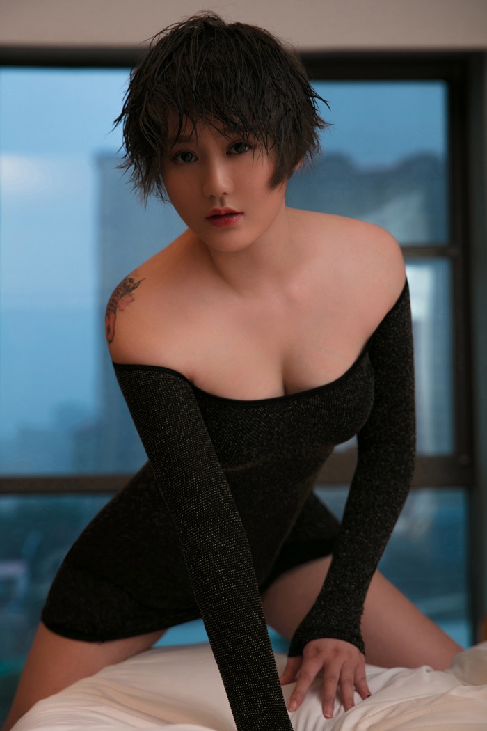 嫩模瑶瑶吊带秀美胸下体全裸超诱人(图36)