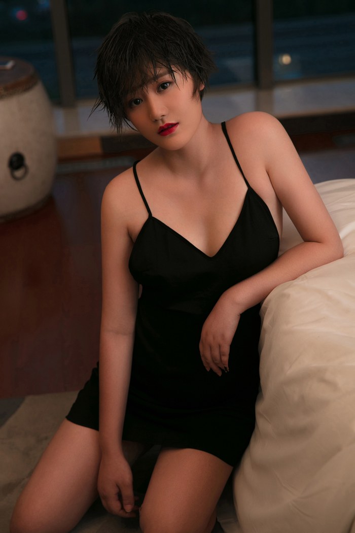 嫩模瑶瑶吊带秀美胸下体全裸超诱人(图38)