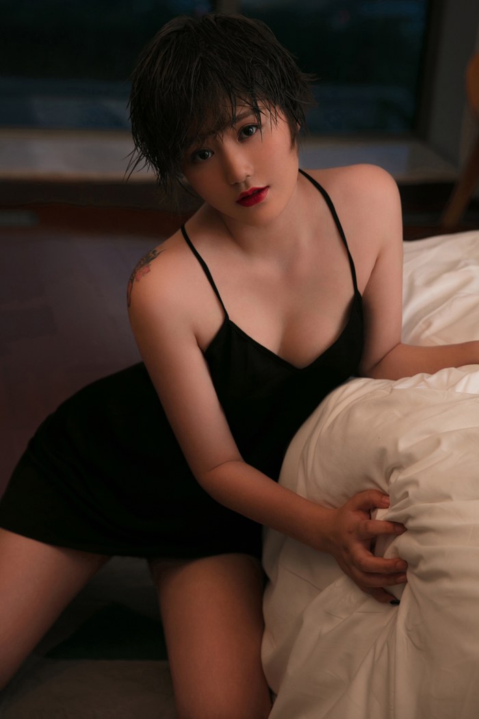 嫩模瑶瑶吊带秀美胸下体全裸超诱人(图39)