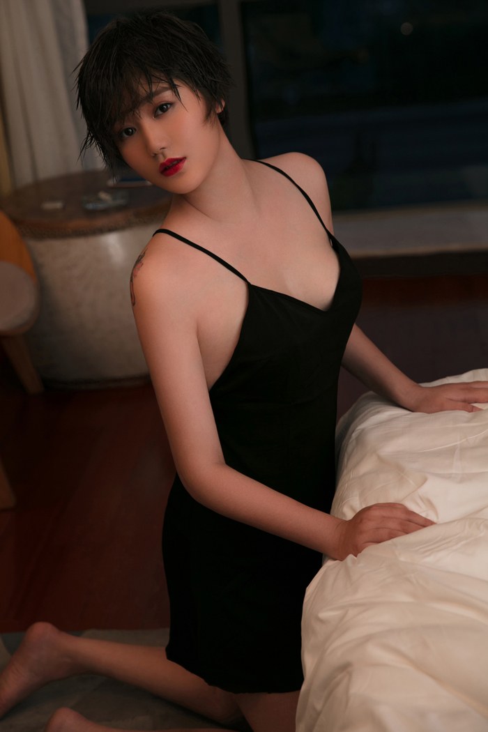 嫩模瑶瑶吊带秀美胸下体全裸超诱人(图41)