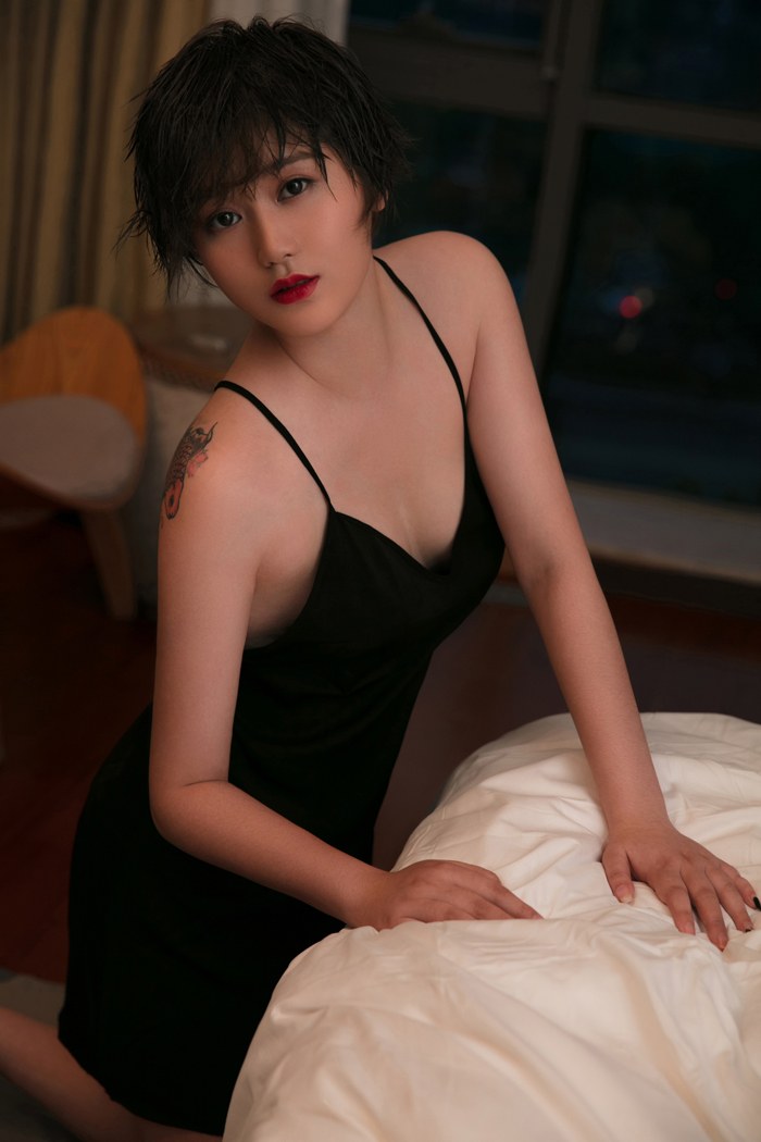 嫩模瑶瑶吊带秀美胸下体全裸超诱人(图42)