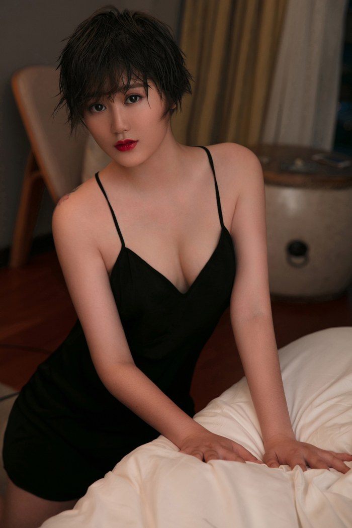 嫩模瑶瑶吊带秀美胸下体全裸超诱人(图43)