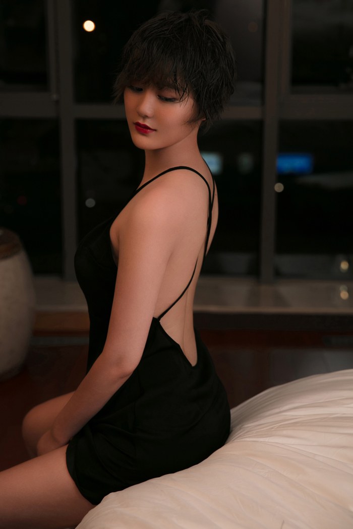 嫩模瑶瑶吊带秀美胸下体全裸超诱人(图47)