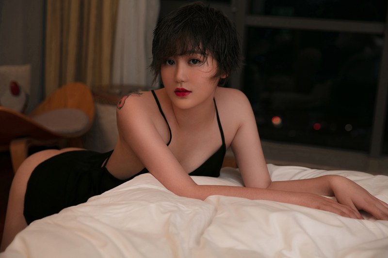 嫩模瑶瑶吊带秀美胸下体全裸超诱人(图52)