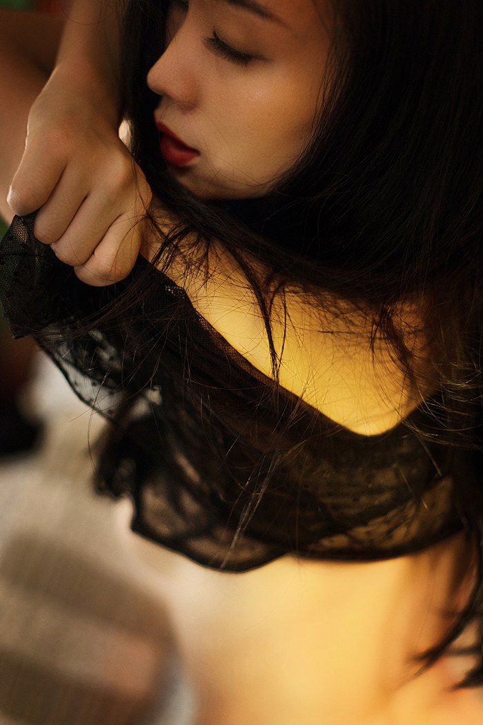 性感美女EMILY全裸出境让人欲火焚身(图22)