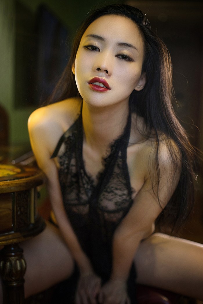 性感美女EMILY全裸出境让人欲火焚身(图29)