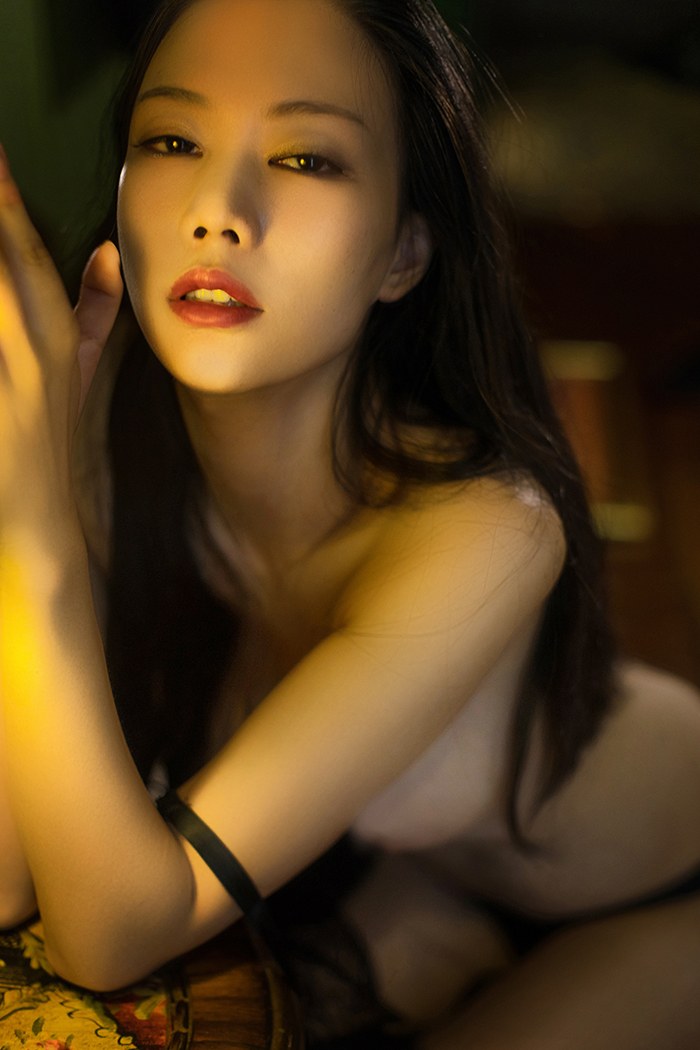 性感美女EMILY全裸出境让人欲火焚身(图30)