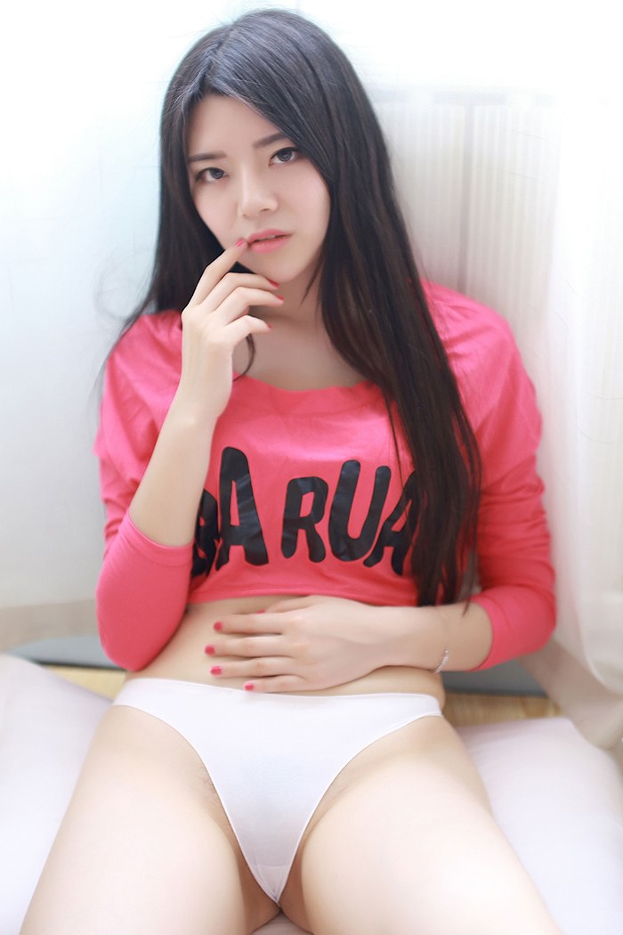 娇羞学妹婧婧白色内衣秀完美身材(图2)