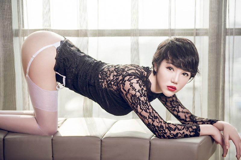 丝袜少妇大悦悦全裸上身秀傲人美乳(图10)