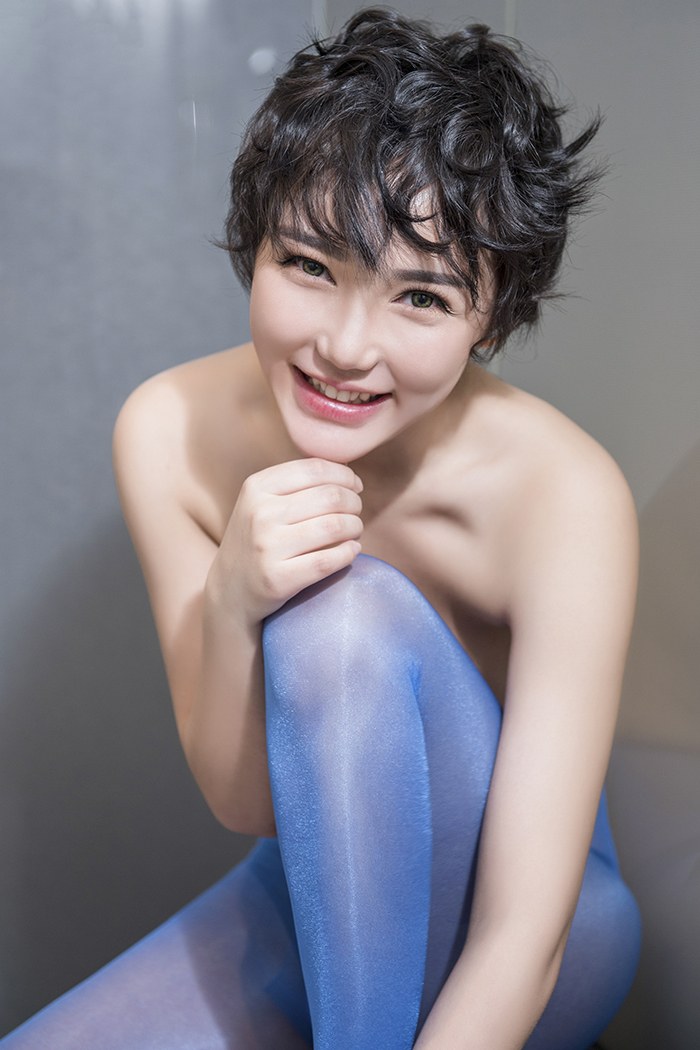 丝袜少妇大悦悦全裸上身秀傲人美乳(图31)
