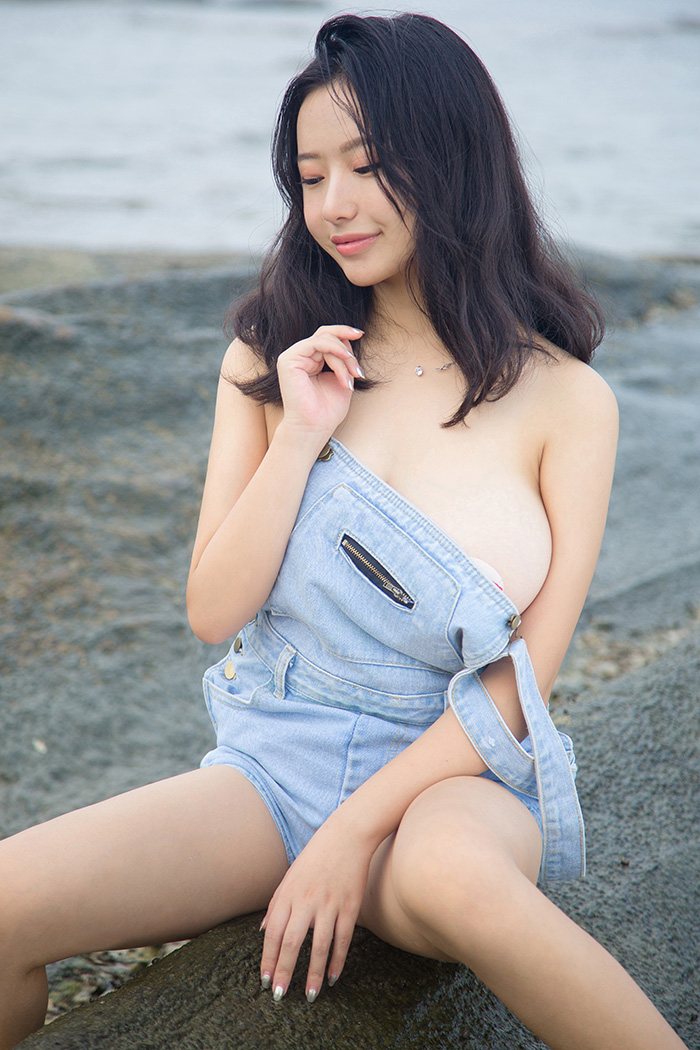 极品尤物海边撩衣露乳让人垂涎欲滴(图30)
