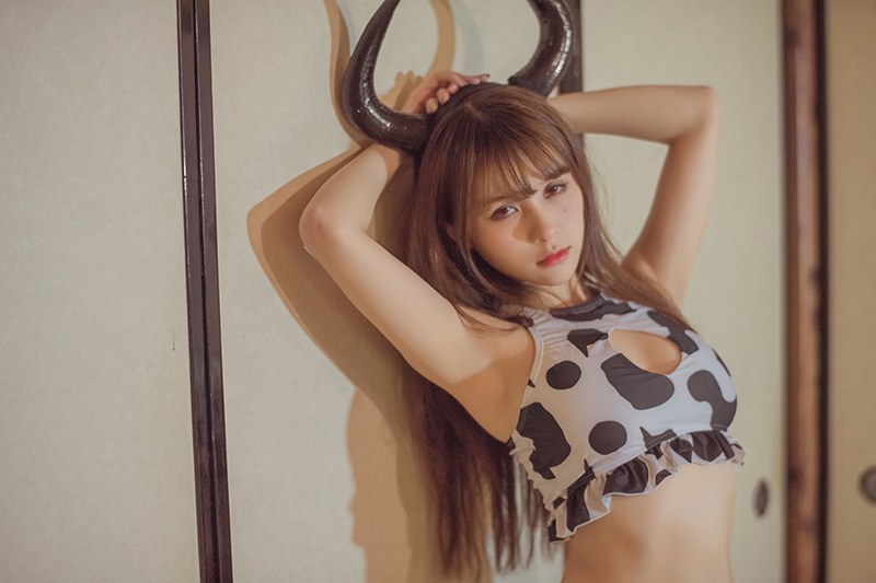 一品奶牛夏美酱酥胸半露乳量惊人(图34)