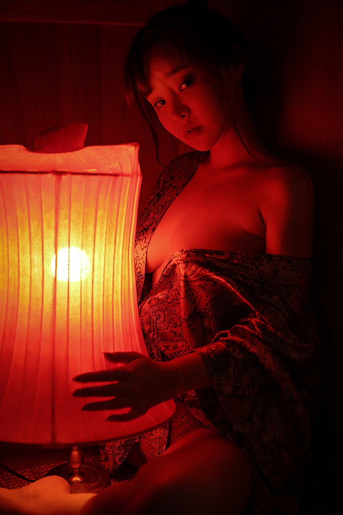 大胸妹柳侑绮性感cos巨乳跃跃欲出(图9)