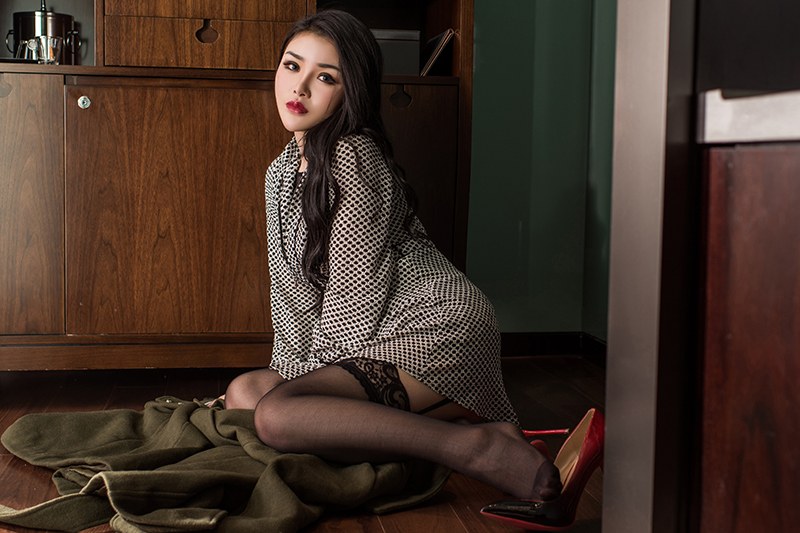 黑丝御姐陈宇曦裸露上身风韵十足(图16)