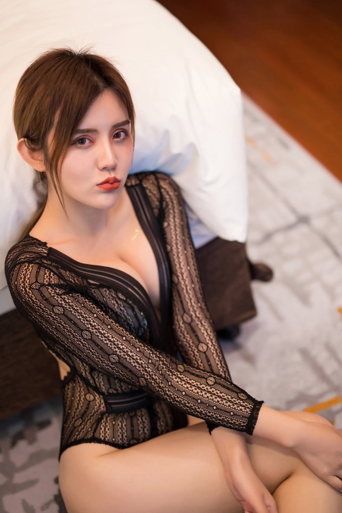 可爱萌妹卓娅祺半掩美乳一脸娇羞(图10)