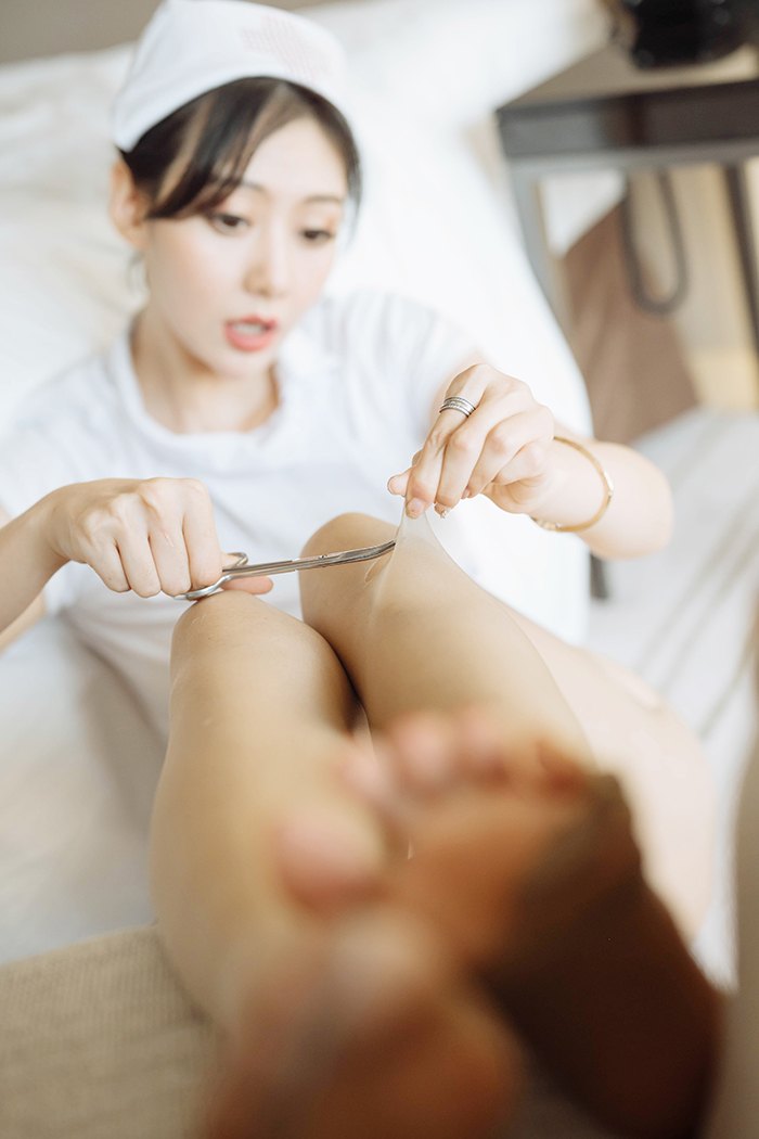 梦中女神艺轩极品护士装性感破丝袜(图23)
