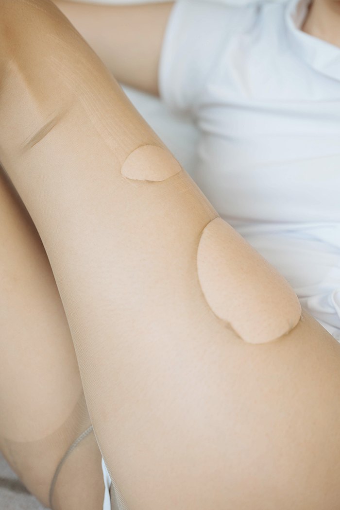 梦中女神艺轩极品护士装性感破丝袜(图32)