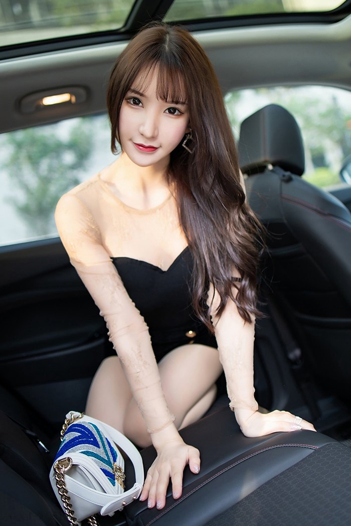 长腿女神周于希肉丝长靴车内露美臀(图14)