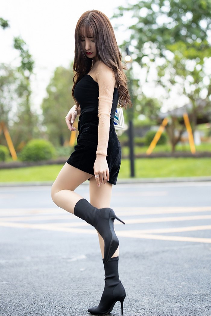 长腿女神周于希肉丝长靴车内露美臀(图5)