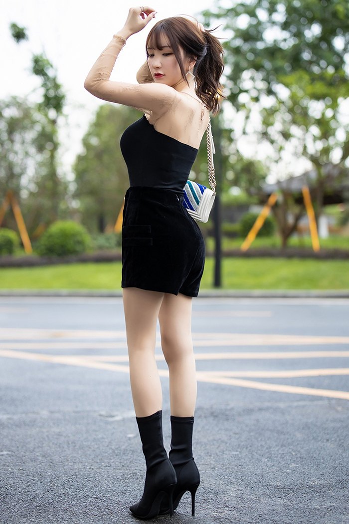 长腿女神周于希肉丝长靴车内露美臀(图6)