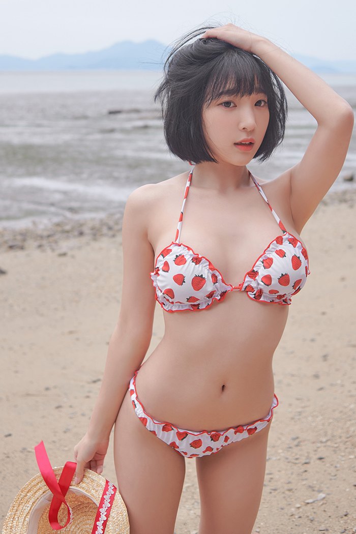 草莓小妹卿卿玉足酥胸等你一口吃掉(图15)