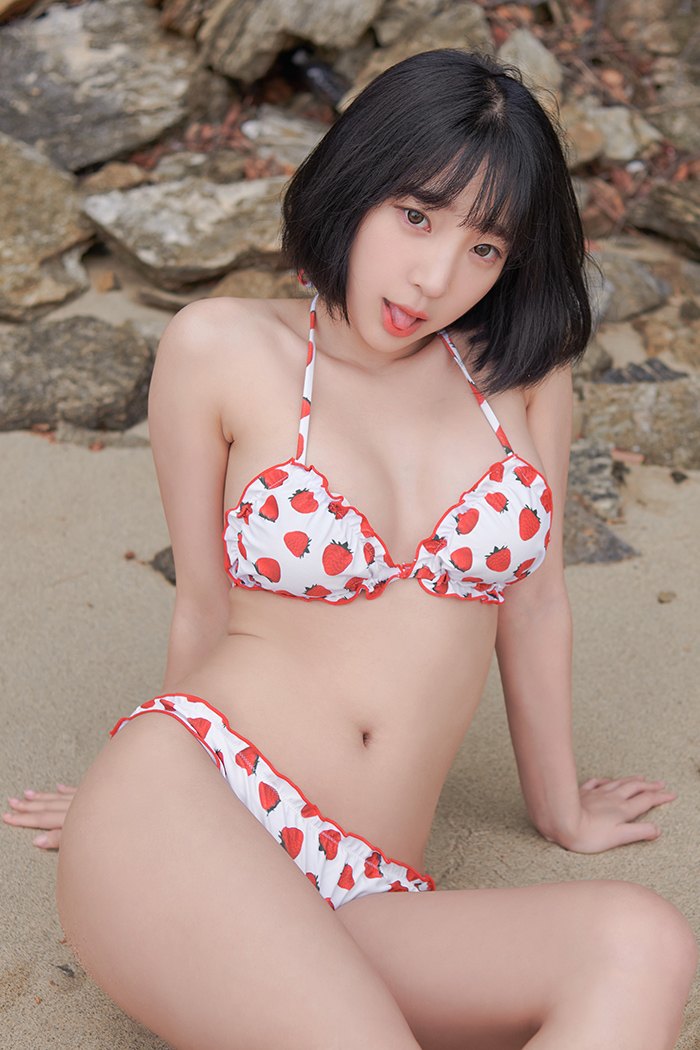 草莓小妹卿卿玉足酥胸等你一口吃掉(图19)