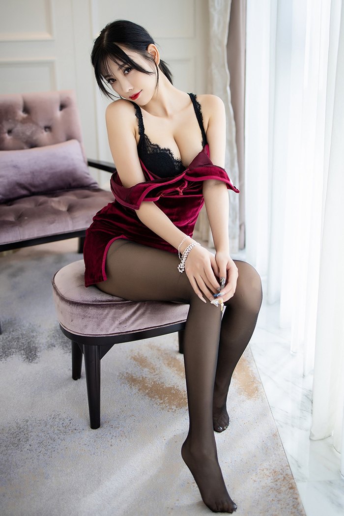 气质丽人杨晨晨旗袍黑丝长腿美脚撩人(图26)