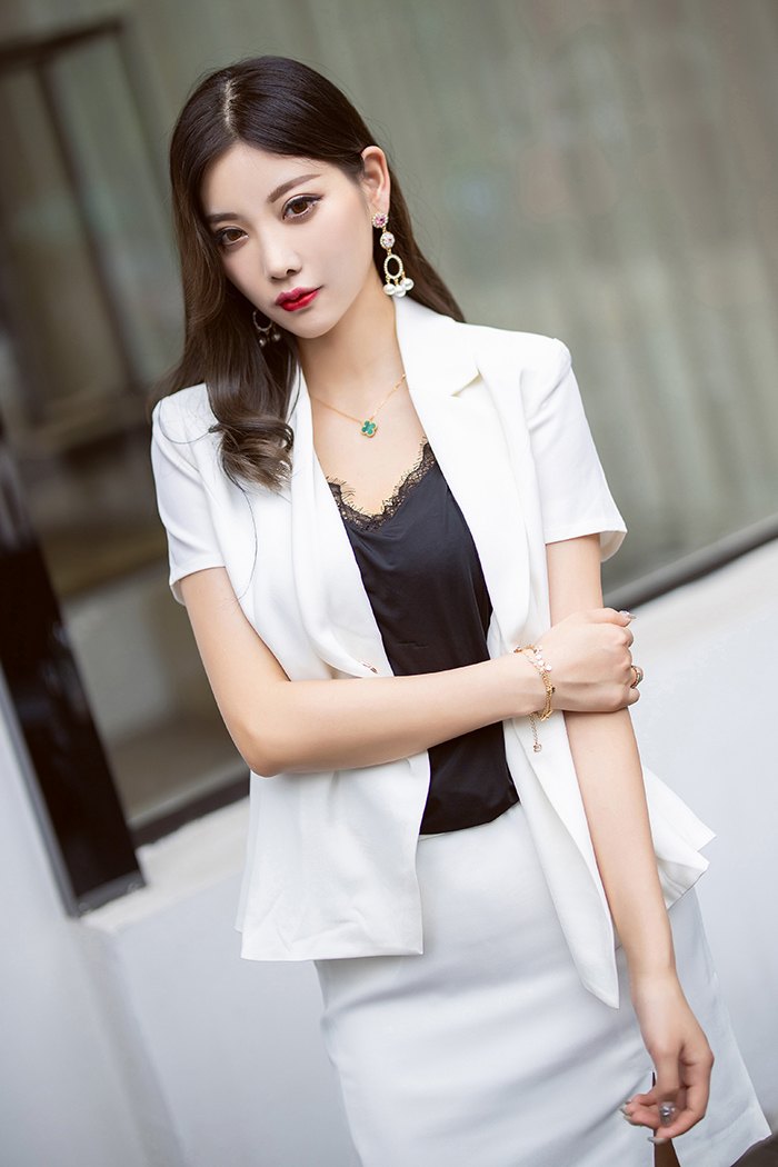 贴心秘书杨晨晨肉丝美足为你褪去疲劳(图1)