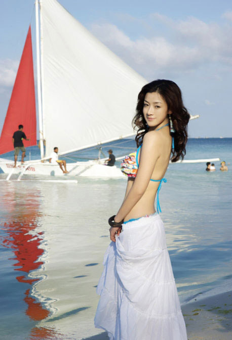 何彦霓海边极品身材比基尼秀(图5)