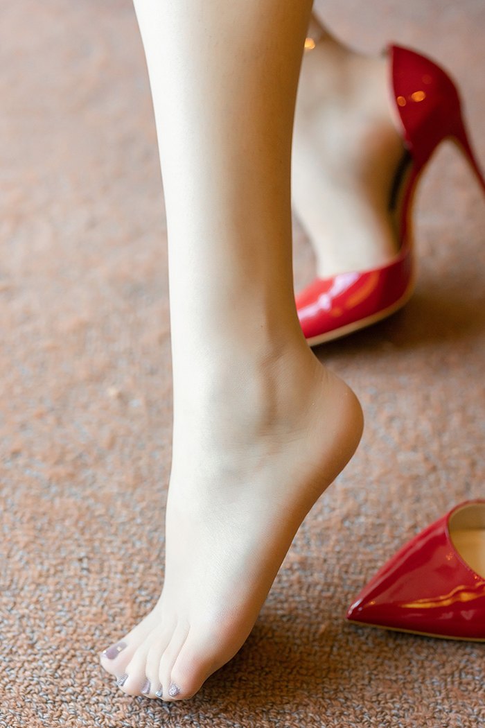 迷情秘书芝芝制服OL肉丝短裙包臀动人(图15)