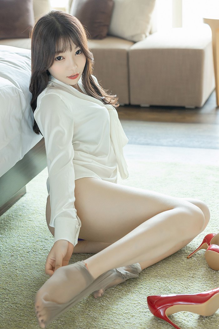 迷情秘书芝芝制服OL肉丝短裙包臀动人(图49)