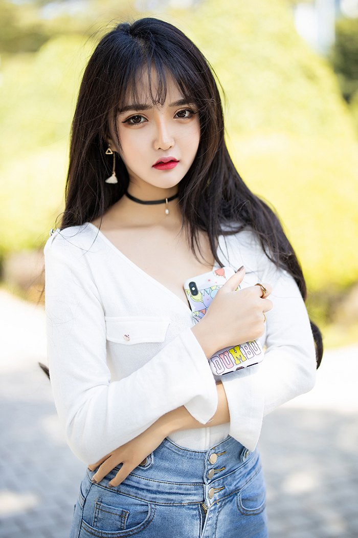 热辣小妹Miko酱肉丝玉足搔首弄姿(图1)