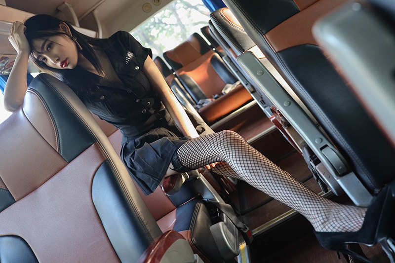 极品车模杨晨晨黑丝网袜大秀香臀(图38)