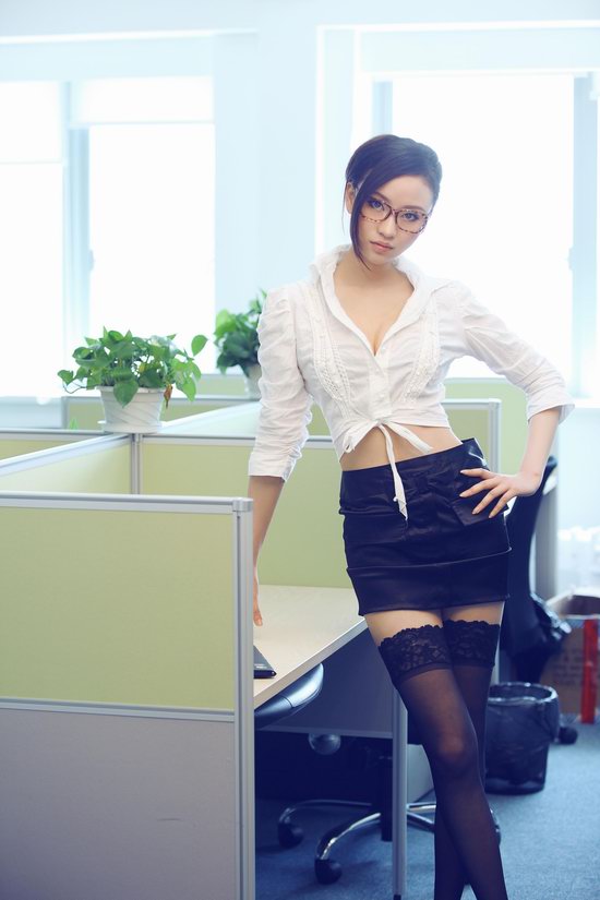 美丽模特何佳仪 演绎性感眼镜娘(图20)