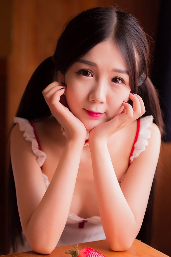 清纯草莓女孩女仆装玉臀微翘看点足(图1)