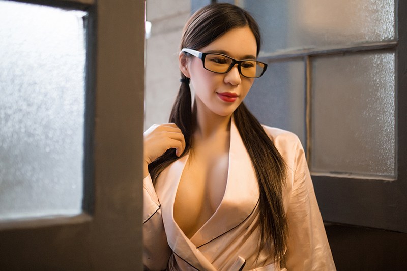 少妇王紫制服难掩凹凸有致好身材(图5)